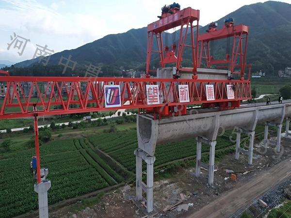 200噸架槽機施工