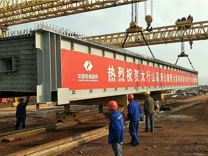 80噸龍門吊吊起第一片鋼梁