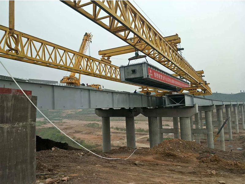 JQJ160噸架橋機(jī)架設(shè)太行高速鋼箱梁